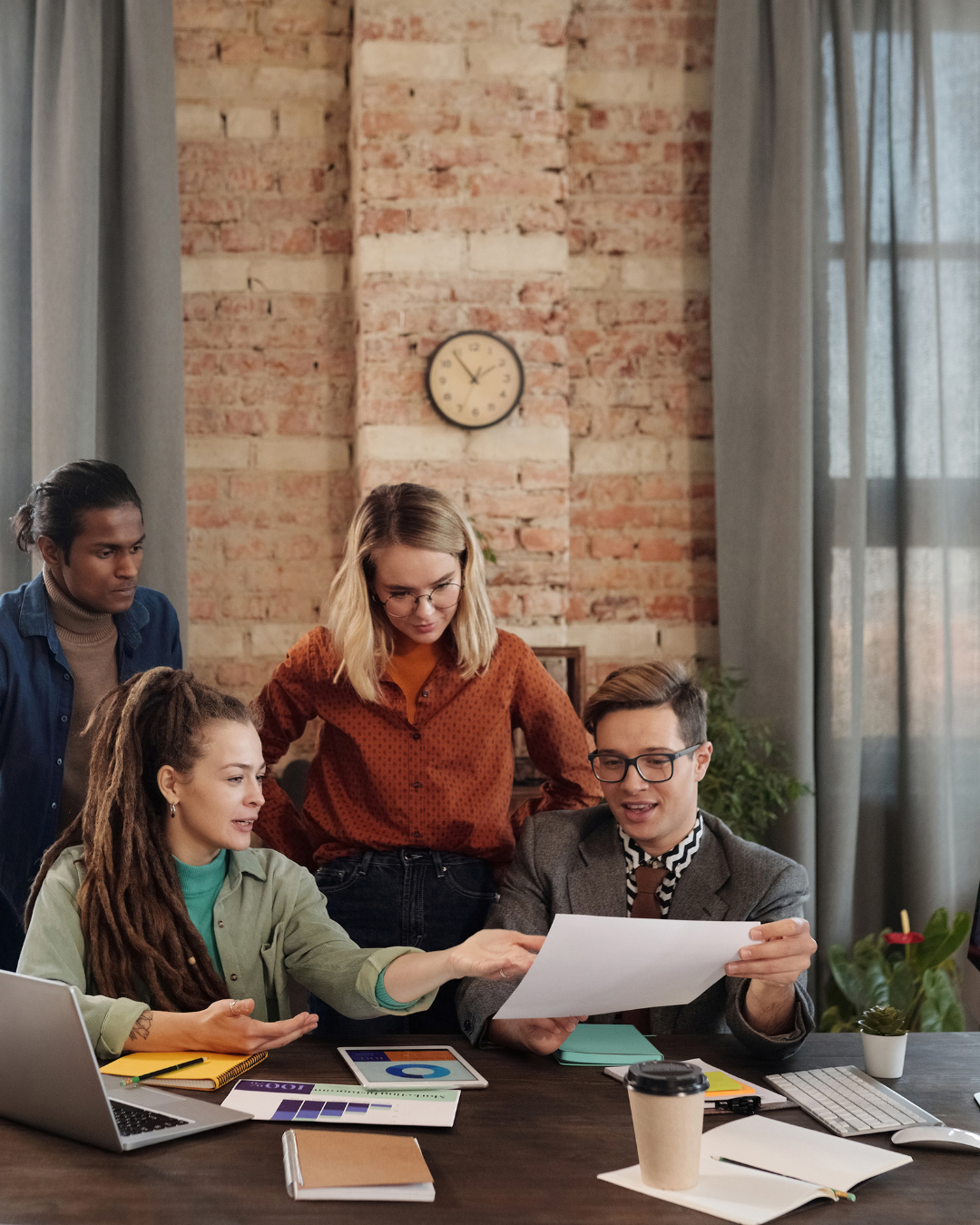 Reunión de Trabajadores de una Agencia de marketing digital